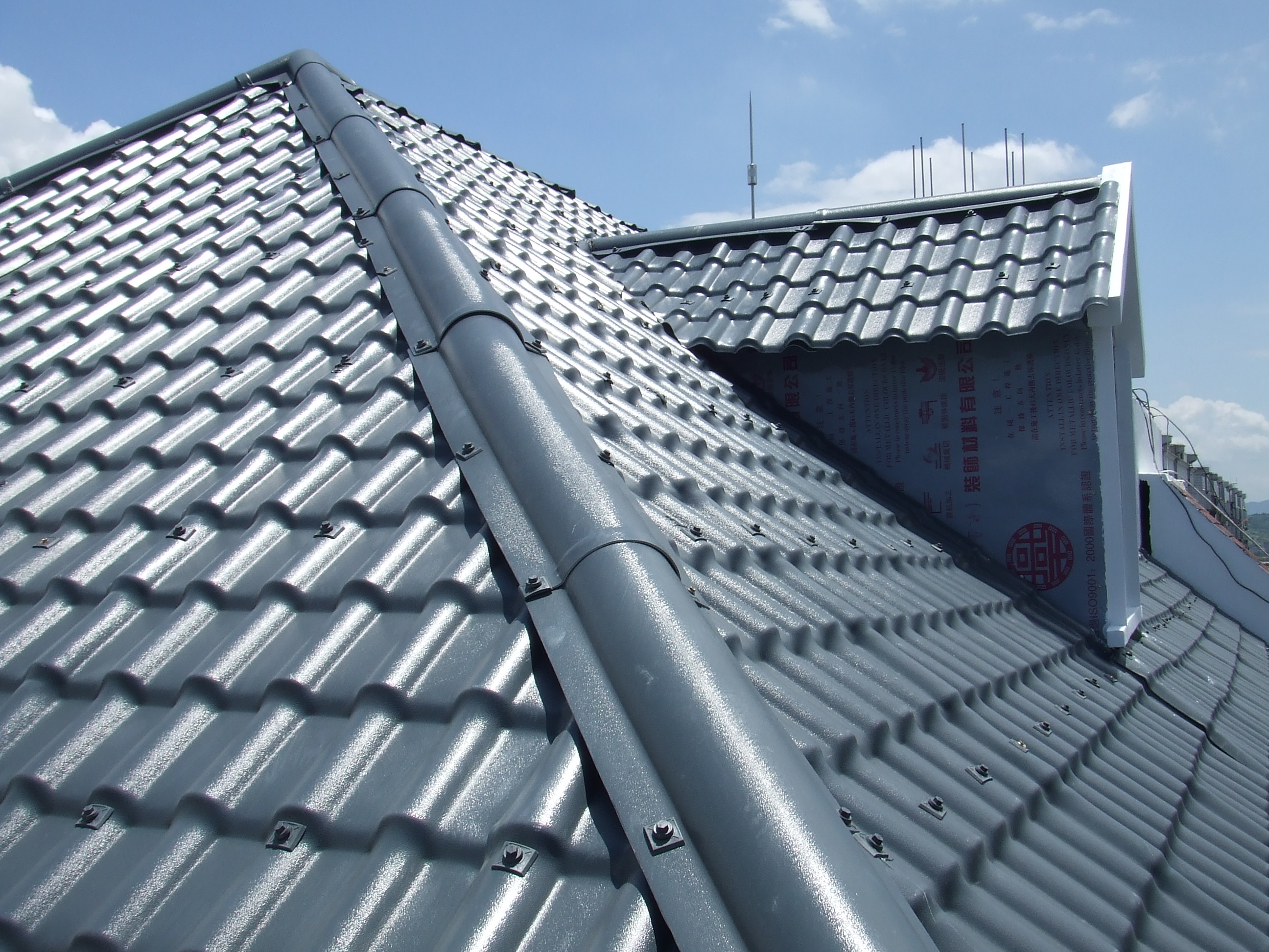 Nếu khu vực bạn c&oacute; mưa đ&aacute;, h&atilde;y chọn ng&oacute;i nhựa d&agrave;y 3mm để tăng khả năng bảo vệ m&aacute;i nh&agrave;